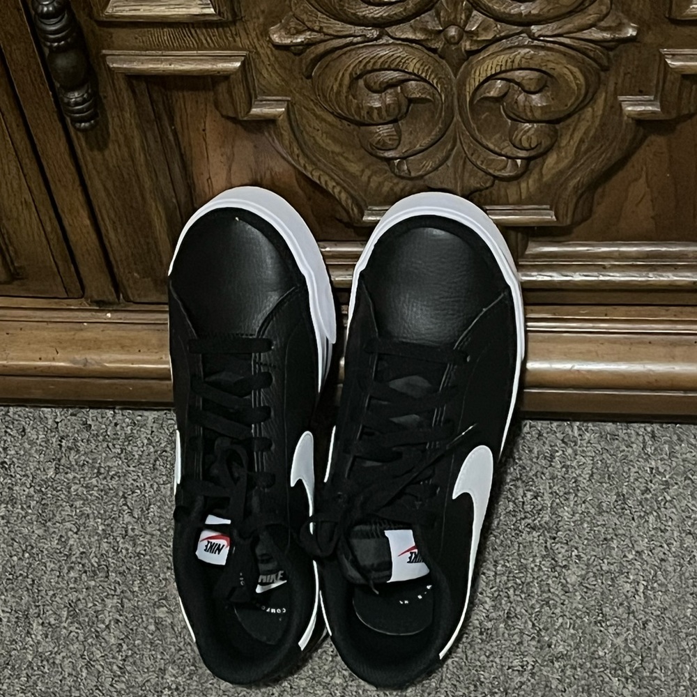 Nike sneaker barely use. Women size 10